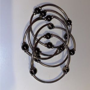 5 -Separate stretchy bracelets.